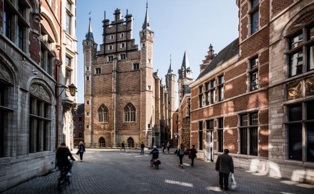 De nieuwe voorzijde van het Vleeshuis, gezien vanaf Het Steen